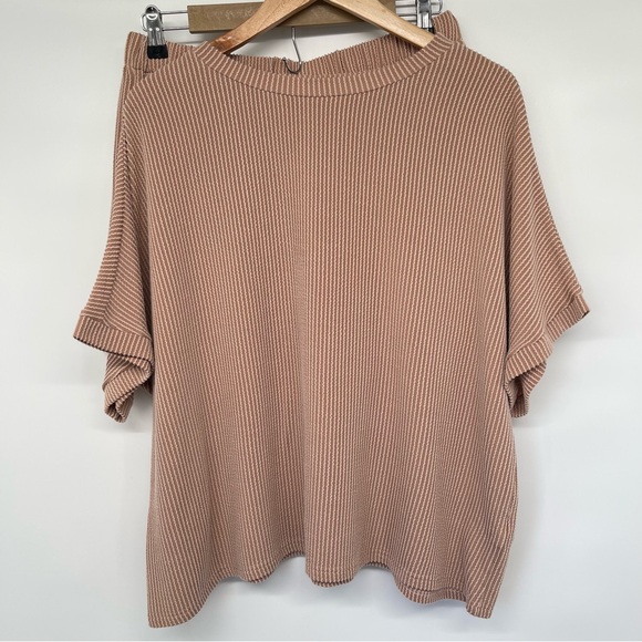 Two-Piece Raised Rib Short Sleeve Tee and Short Set Size Large in Khaki - Picture 2 of 11